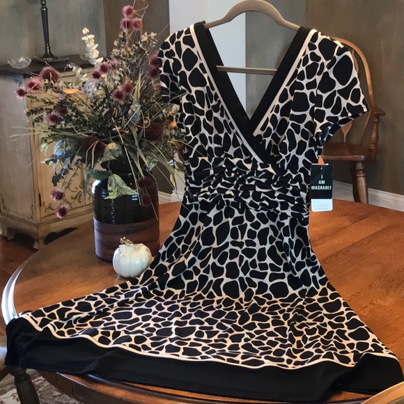 Sandra Darren Dresses & Skirts - ⭐️5/$25⭐️ Animal print NWT dress by Sandra Darren